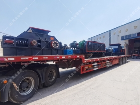 1200*1200雙齒輥破碎機，兩臺900*900軌道移動雙齒輥破碎機發(fā)往云南
