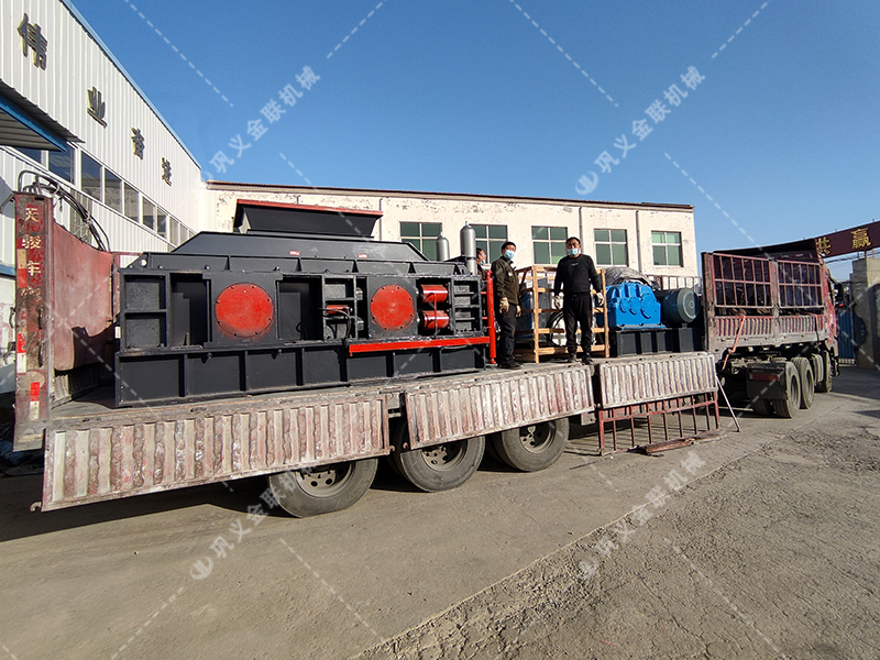 2PGY1500x1000型液壓對輥破碎機發(fā)往云南昆明 2PGY1500x1000型液壓對輥破碎機發(fā)往云南昆明