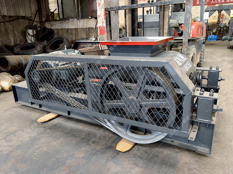 大塊煤矸石直接喂料會(huì)損壞設(shè)備？狼牙齒輥為何敢承諾'來(lái)者不拒'？