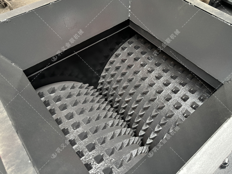 大塊煤矸石直接喂料會(huì)損壞設(shè)備？狼牙齒輥為何敢承諾'來(lái)者不拒'？